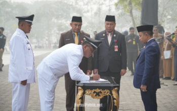 Bupati Tapin H Yamani melantik dan mengambil sumpah jabatan Kepala Desa hasil Pilkades serentak dan Kades PAW. (Dok: Prokopim Tapin)