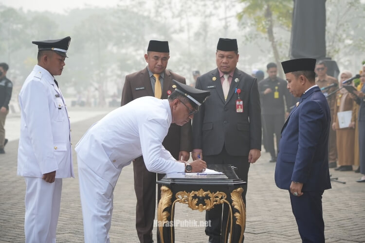Bupati Tapin H Yamani melantik dan mengambil sumpah jabatan Kepala Desa hasil Pilkades serentak dan Kades PAW. (Dok: Prokopim Tapin)