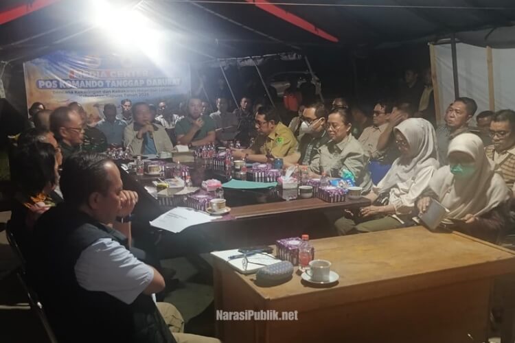 Bupati Kapuas HM Wiyatno memimpin rapat evaluasi penanganan bencana karhutla di Posko Induk BPBD Kapuas. (Dok: Istimewa)