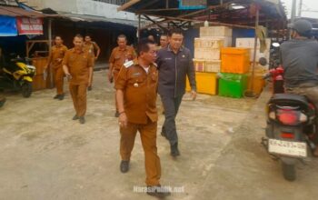 Bupati Kapuas HM Wiyatno didampingi Sekda Kapuas Usis I Sangkai meninjau lokasi relokasi Pasar Ikan Grosir. (Dok : Istimewa)