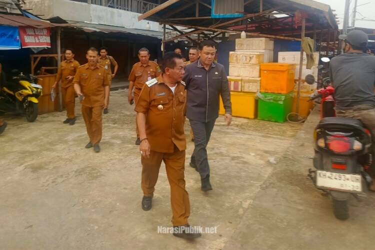 Bupati Kapuas HM Wiyatno didampingi Sekda Kapuas Usis I Sangkai meninjau lokasi relokasi Pasar Ikan Grosir. (Dok : Istimewa)