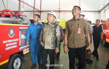 Wakil Bupati Tapin H Juanda saat mengunjungi Dinas Penanggulangan Kebakaran dan Penyelamatan Provinsi DKI Jakarta serta beberapa perusahaan penyedia armada penanggulangan bencana. (Dok: Prokopim Tapin)