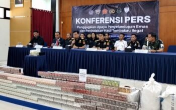 Konferensi pers ungkap kasus penyelundupan rokok ilegal oleh petugas gabungan Bea Cukai Banjarmasin bersama TNI. (Dok: Istimewa)