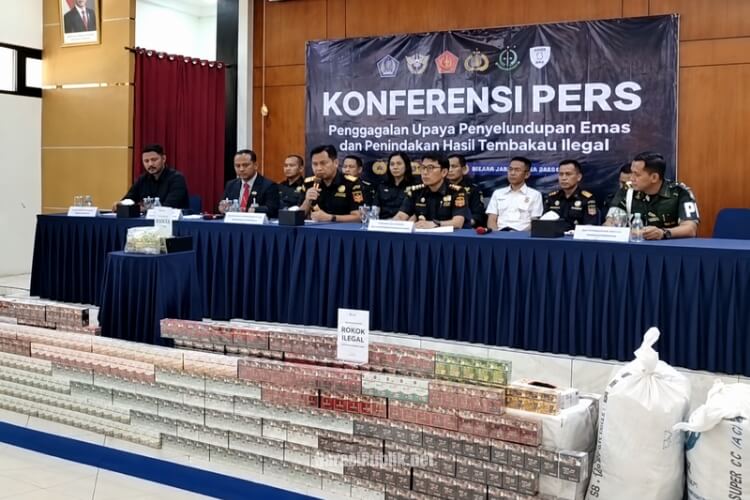Konferensi pers ungkap kasus penyelundupan rokok ilegal oleh petugas gabungan Bea Cukai Banjarmasin bersama TNI. (Dok: Istimewa)