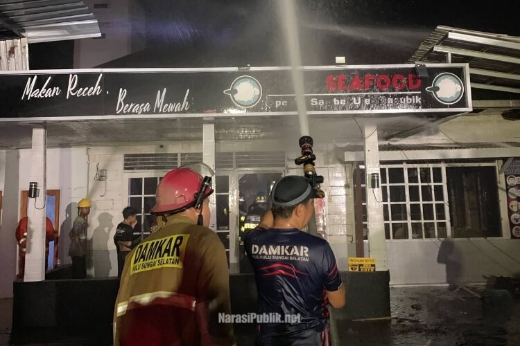 Tim gabungan melakukan pemadaman terhadap kobaran api yang membakar bangunan kosong eks Eks RM Ngidam Seafood di Kandangan. (Dok: Damkar HSS)