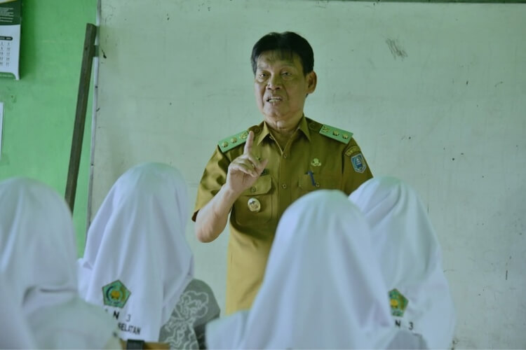 Wakil Bupati HSS H Suriani memberikan motivasi kepada siswa MAN 3 HSS Tambak Bitin, Kecamatan Daha Utara. (Dok: Istimewa)