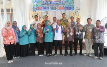 Bupati HSS H Syafrudin Noor bersama Ketua TP PKK HSS Hj Mustaidah menyambut kedatangan Tim Penilai STBM Award 2026 tingkat Provinsi Kalsel di Desa Amawang Kiri Muka. (Dok: Prokopim HSS)