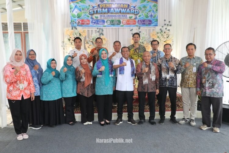 Bupati HSS H Syafrudin Noor bersama Ketua TP PKK HSS Hj Mustaidah menyambut kedatangan Tim Penilai STBM Award 2026 tingkat Provinsi Kalsel di Desa Amawang Kiri Muka. (Dok: Prokopim HSS)