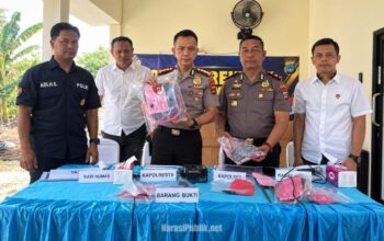 Kapolresta Banjarmasin Kombes Pol Riza Muttaqin memperlihatkan barang bukti dalam sesi konferensi pers. (Dok: Narasi Publik)