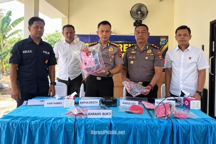Kapolresta Banjarmasin Kombes Pol Riza Muttaqin memperlihatkan barang bukti dalam sesi konferensi pers. (Dok: Narasi Publik)