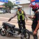 Anggota Satlantas Polres Tabalong menindak pengendara yang menggunakan knalpot brong. (Dok: Istimewa)