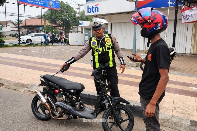 Anggota Satlantas Polres Tabalong menindak pengendara yang menggunakan knalpot brong. (Dok: Istimewa)