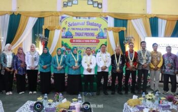 Bupati Tapin H Yamani dan Wakil Bupati H Juanda menyambut kedatangan Tim Penilai STBM Award Provinsi Kalsel di Desa A Yani Pura, Kecamatan Binuang. (Dok: Istimewa)