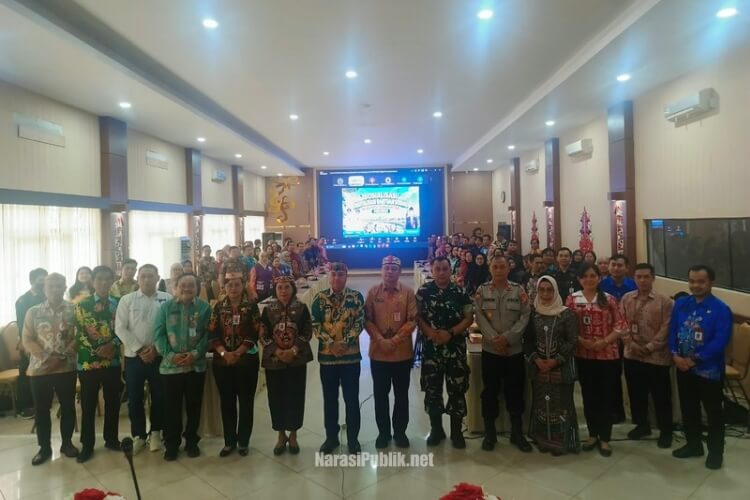 Wakil Bupati Kapuas Dodo didampingi Sekda Usis I Sangkai saat menghadiri pembukaan Sosialisasi Portal Perlinsos di Aula Bapperida. (Dok: Istimewa)
