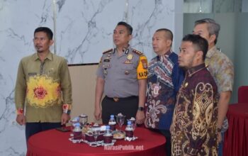 Sekda HSS Yustan Azidin didampingi Kapolres HSS AKBP Awaluddin Syam mengikuti rakor virtual optimalisasi peran lurah dan kades dalam penanggulangan karhutla. (Dok: Istimewa)