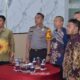Sekda HSS Yustan Azidin didampingi Kapolres HSS AKBP Awaluddin Syam mengikuti rakor virtual optimalisasi peran lurah dan kades dalam penanggulangan karhutla. (Dok: Istimewa)