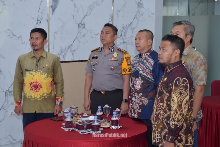 Sekda HSS Yustan Azidin didampingi Kapolres HSS AKBP Awaluddin Syam mengikuti rakor virtual optimalisasi peran lurah dan kades dalam penanggulangan karhutla. (Dok: Istimewa)
