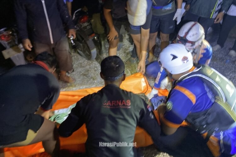Tim SAR gabungan melakukan poses evakuasi terhadap korban tenggelam di Danau Gambut, Kabupaten Banjar. (Dok: Basarnas Banjarmasin)