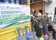 Atasi Krisis Air Bersih, Hasnuryadi dan NSC Peduli Bagikan Air Galon di Desa Simpang Empat