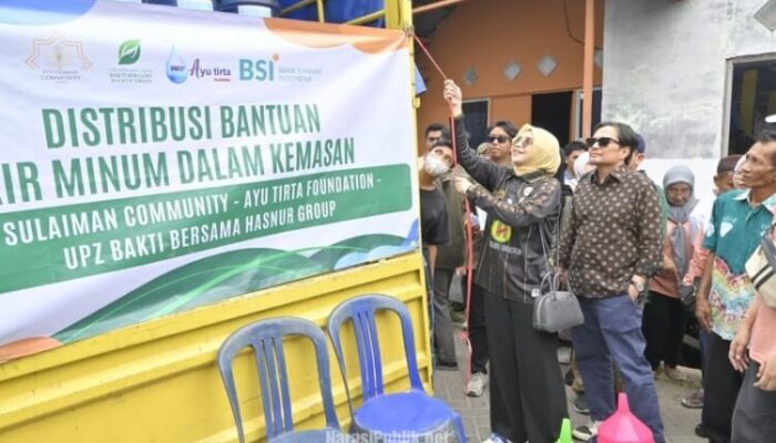 Atasi Krisis Air Bersih, Hasnuryadi dan NSC Peduli Bagikan Air Galon di Desa Simpang Empat