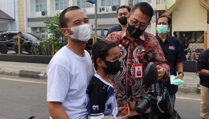 Cegah Paparan Asap, PWI dan Prokopim HSU Bagikan Ratusan Masker untuk Warga