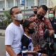 Sekda HSU Adi Lesmana didampingi Ketua PWI HSU M Akbar membagikan masker gratis kepada pengguna jalan. (Dok: Narasi Publik)