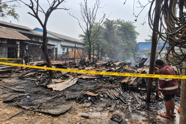 Usaha Mebel di Jalan Pramuka Banjarmasin ludes dilalap jago merah. (Dok: Narasi Publik)