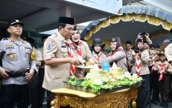 Bupati HSS H Syafrudin Noor bersama Ketua TP PKK HSS Hj Mustaidah memotong tumpeng usai upacara peringatan Hari Pramuka ke-65. (Dok: Istimewa)