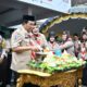 Bupati HSS H Syafrudin Noor bersama Ketua TP PKK HSS Hj Mustaidah memotong tumpeng usai upacara peringatan Hari Pramuka ke-65. (Dok: Istimewa)