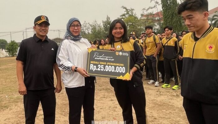 Wali Kota Banjarbaru Salurkan Bonus Atlet Berprestasi Porprov dan Peparprov