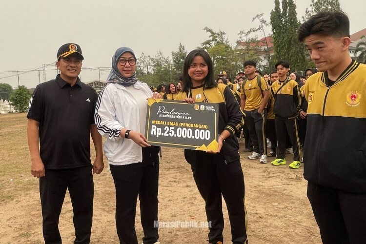 Wali Kota Banjarbaru, Hj. Erna Lisa Halaby, bersama Ketua DPRD Kota Banjarbaru, H. Muhammad Syahrial menyerahkan secara simbolis bonus atlet berprestasi. (Dok: Istimewa)
