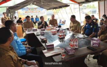 Wakil Bupati Kapuas Dodo bersama Sekda Usis I Sangkai mendampingi kunjungan DPD RI Teras Narang di Posko Induk Karhutla Kapuas. (Dok: Istimewa)