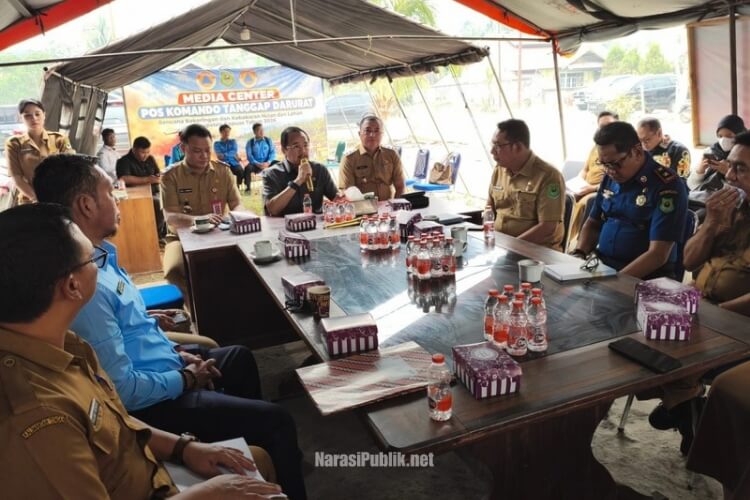 Wakil Bupati Kapuas Dodo bersama Sekda Usis I Sangkai mendampingi kunjungan DPD RI Teras Narang di Posko Induk Karhutla Kapuas. (Dok: Istimewa)
