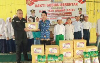 Kasi Humas Polres HSU IPTU Asep Hudzainur menyerahkan bantuan secara simbolis kepada pengasuh Panti Asuhan Nurul Fajrin. (Dok: Istimewa)