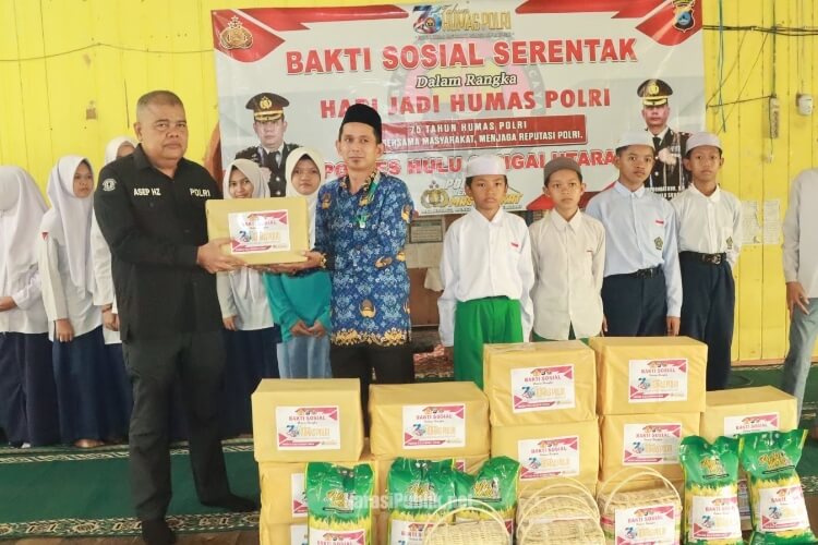 Kasi Humas Polres HSU IPTU Asep Hudzainur menyerahkan bantuan secara simbolis kepada pengasuh Panti Asuhan Nurul Fajrin. (Dok: Istimewa)