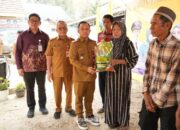 Pacu Penanganan Kemiskinan, Bupati Tapin Salurkan BST untuk Ribuan Keluarga