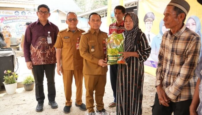 Pacu Penanganan Kemiskinan, Bupati Tapin Salurkan BST untuk Ribuan Keluarga
