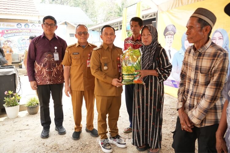 Bupati Tapin, H. Yamani menyerahkan secara simbolis bantuan paket sembako dari Dinas Sosial kepada warga Desa Hatiwin. (Dok: Prokopim Tapin)