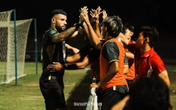 Renan Alves bersama pemain Barito Putera merayakan selebrasi usai mencetak gol ke gawang PSBS Biak. (Dok: Istimewa)