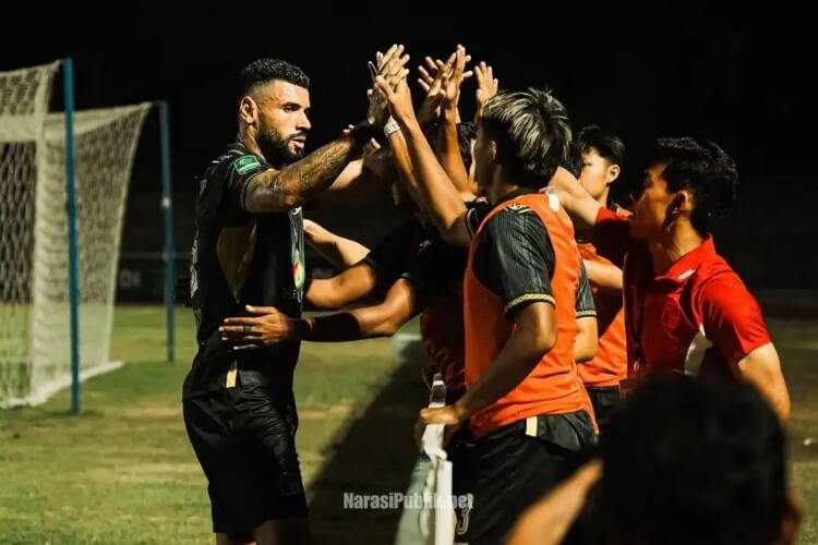 Renan Alves bersama pemain Barito Putera merayakan selebrasi usai mencetak gol ke gawang PSBS Biak. (Dok: Istimewa)