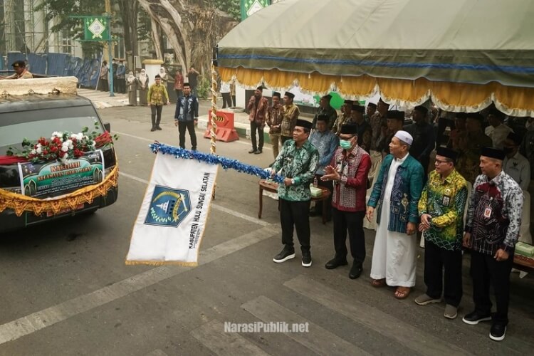 Bupati HSS H Syafrudin Noor melepas keberangkatan rombongan kafilah MTQ Nasional ke-52 Tingkat Kabupaten HSS yang akan berlangsung di Kecamatan Daha Barat. (Dok: Prokopim HSS)