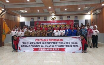Wabup Kapuas Dodo melepas keberangkatan peserta Upacara Hari Sumpah Pemuda dan IKBAB Tingkat Provinsi Kalteng Tahun 2026. (Dok: Narasi Publik)