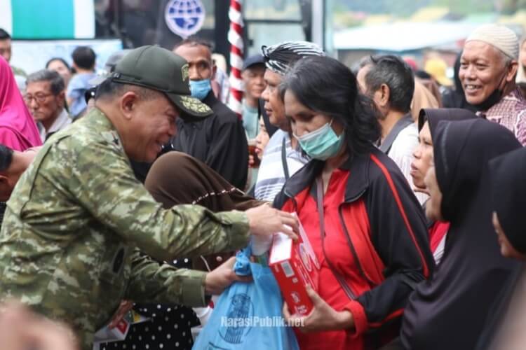 Pangdam XXII/TB Mayjen TNI Zainul Arifin menyerahkan bantuan paket sembako kepada warga yang terdampak kabut asap. (Dok: Istimewa)