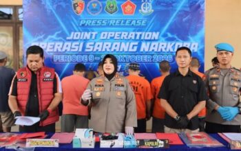 Kapolres Kapuas AKBP Rina Perwitasari memimpin konferensi pers hasil Operasi Sarang Narkoba. (Dok: Istimewa)