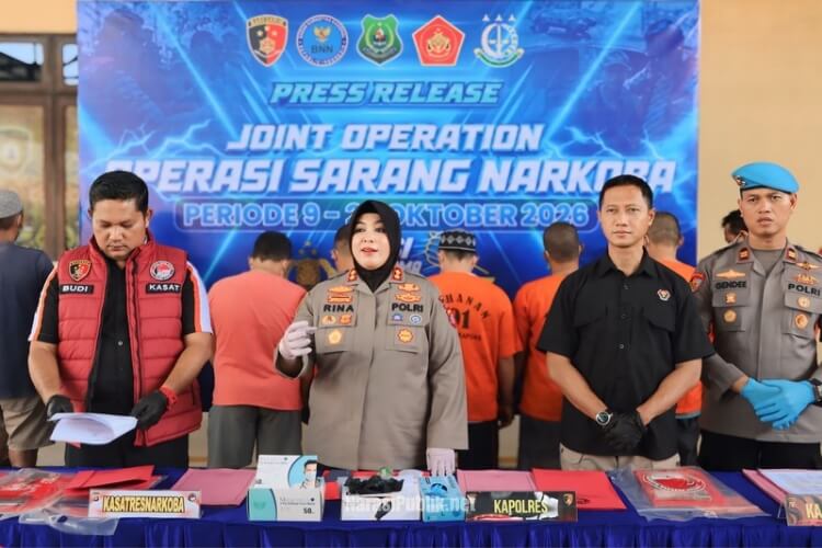 Kapolres Kapuas AKBP Rina Perwitasari memimpin konferensi pers hasil Operasi Sarang Narkoba. (Dok: Istimewa)