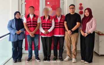 Tiga tersangka kasus dugaan korupsi pengadaan dua unit toilet portabel di BPBD Tapin diantar menuju Lapas Kelas IIA Banjarmasin. (Dok: Istimewa)