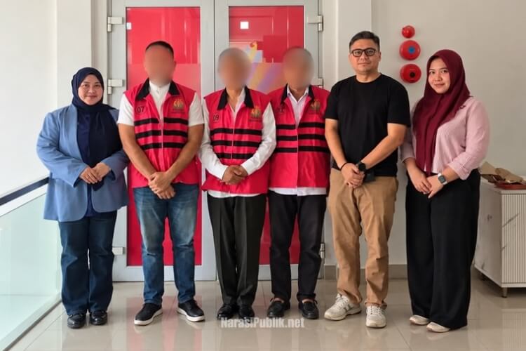 Tiga tersangka kasus dugaan korupsi pengadaan dua unit toilet portabel di BPBD Tapin diantar menuju Lapas Kelas IIA Banjarmasin. (Dok: Istimewa)