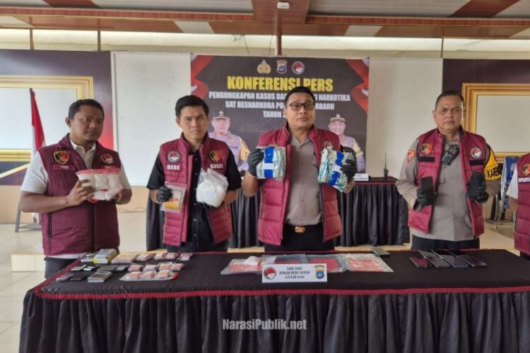Kapolres Banjarbaru, AKBP Pius X Febry Aceng Loda beserta jajaran memperlihatkan barang bukti 3,6 Kg Sabu hasil Operasi Sarang Narkoba. (Dok: Istimewa)